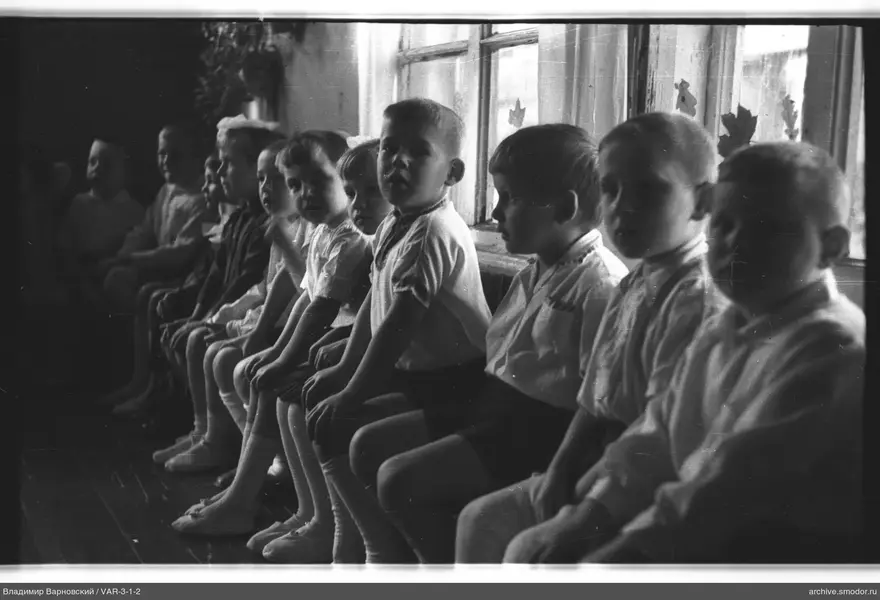Gruppe Jungen am Fenster