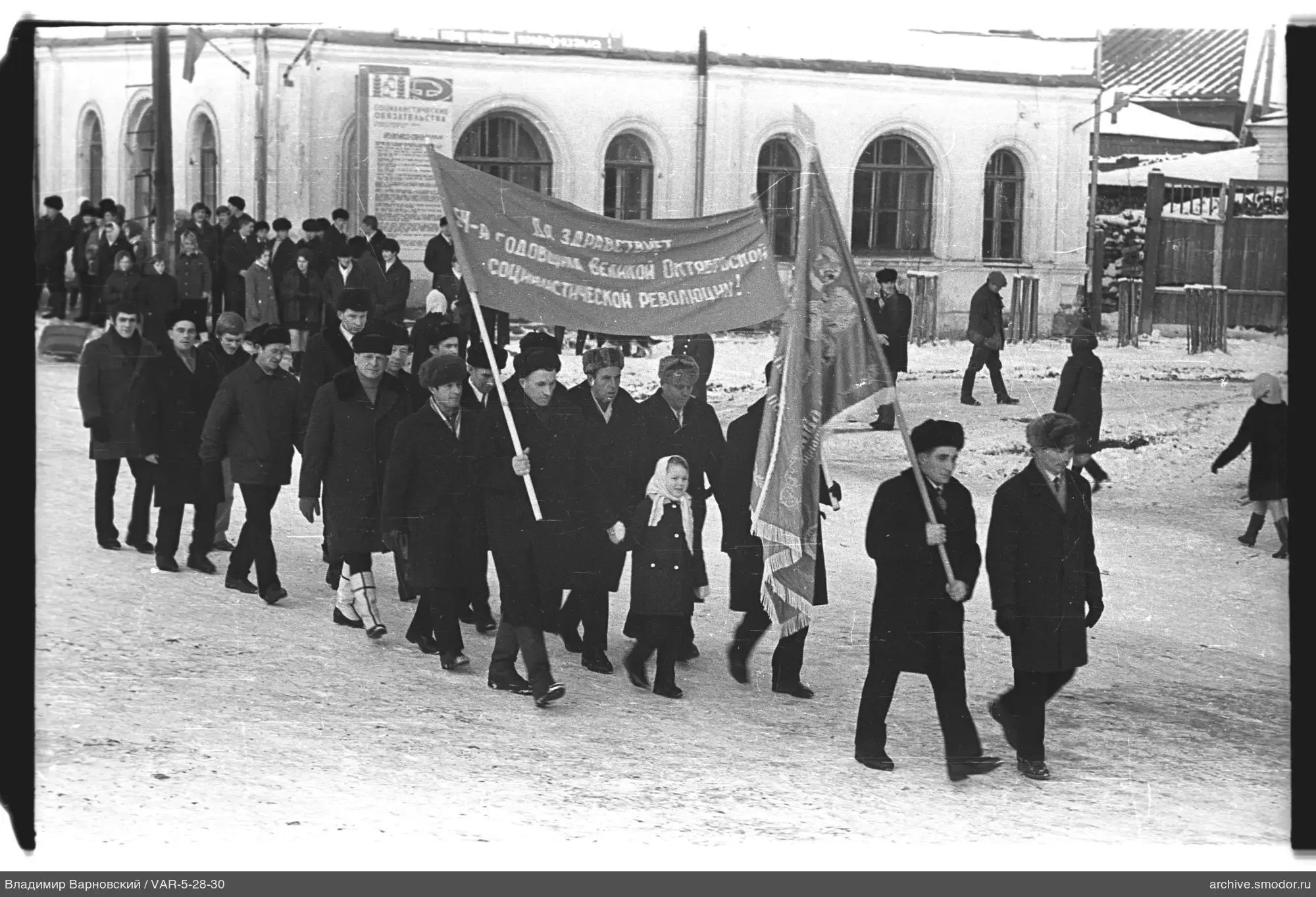 Gruppe mit Fahnen auf verschneiter Straße