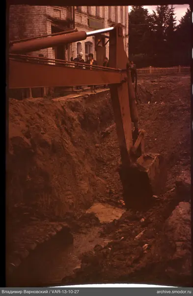 Excavator and men at the pit