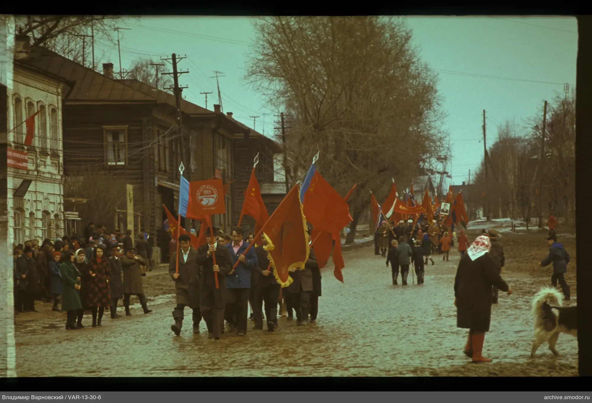 Группа людей с советской символикой на улице
