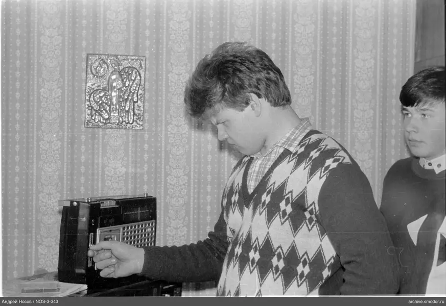 Два мужчины у радиоприёмника