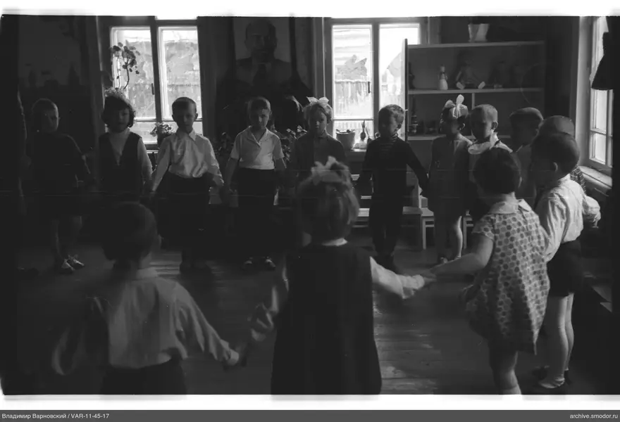 Kinder im Kreis im Raum