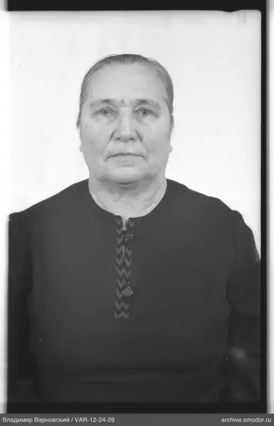 Porträt einer Frau im dunklen Kleid
