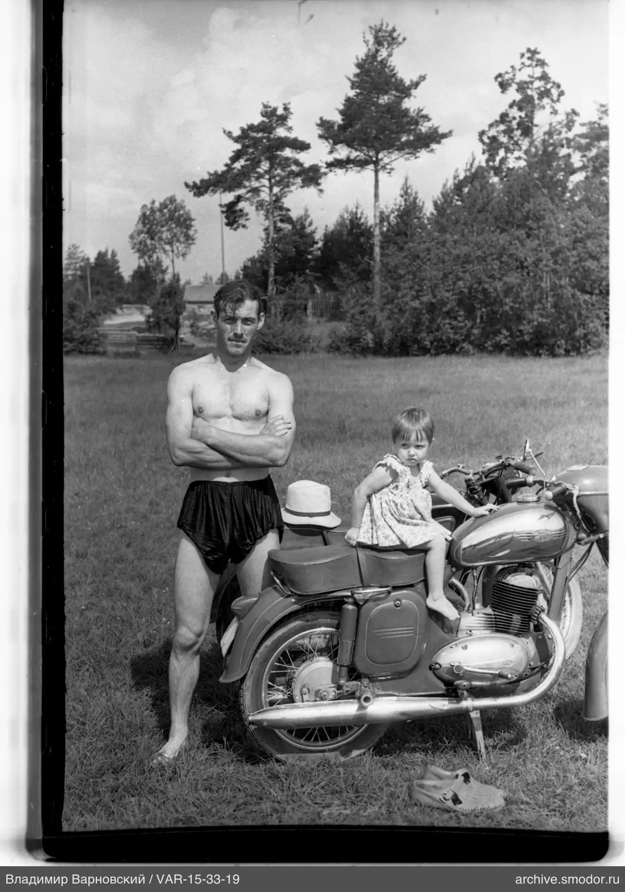Mann und Mädchen mit Motorrad im Freien