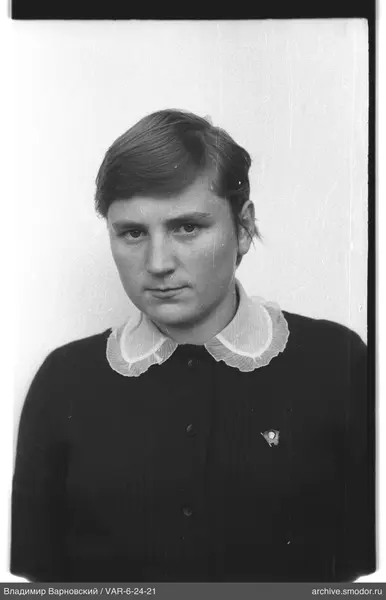 Porträt einer Frau mit Abzeichen