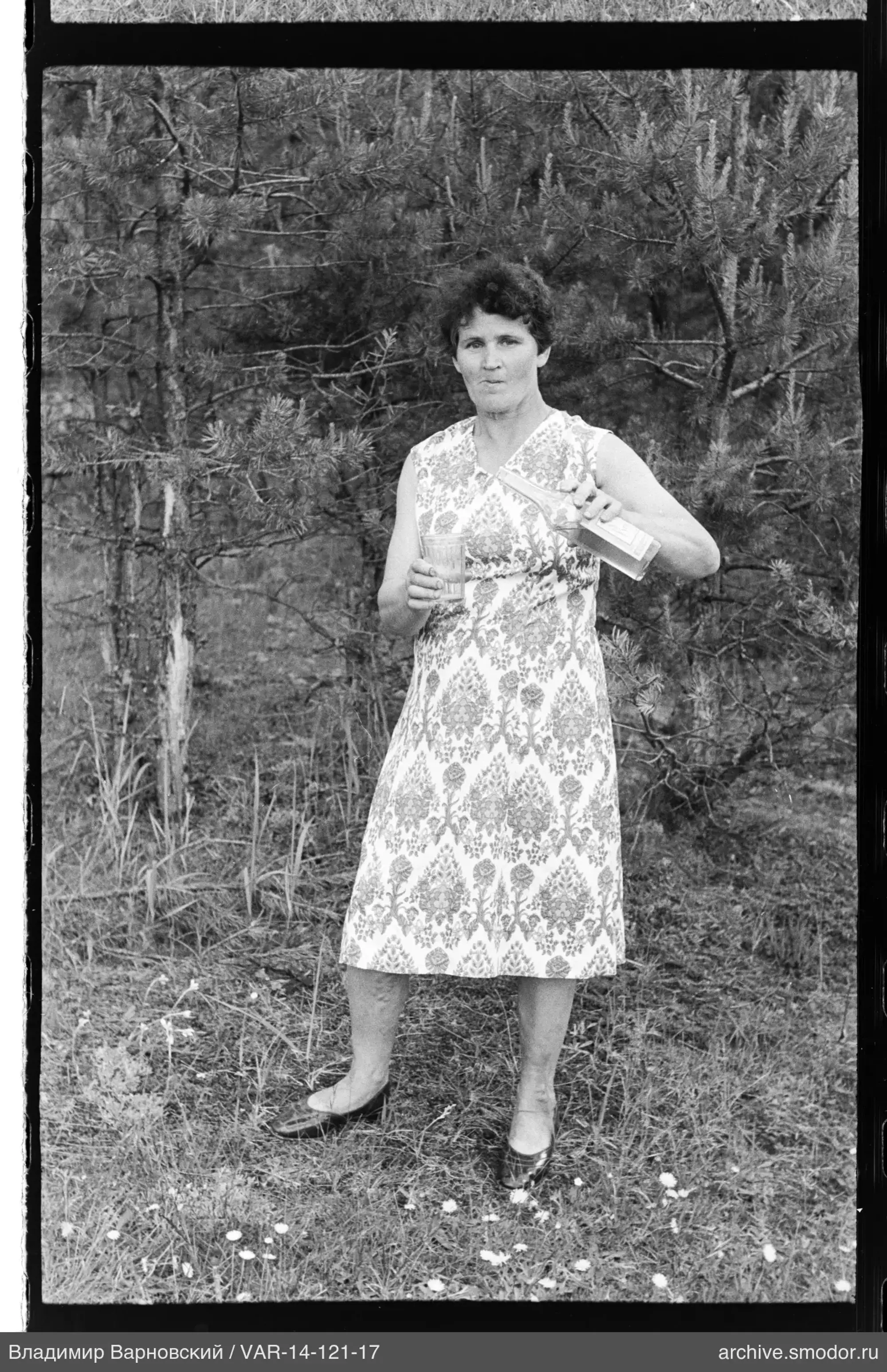 Frau mit Flasche und Glas in der Natur