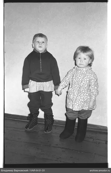 Zwei Kinder mit Händen