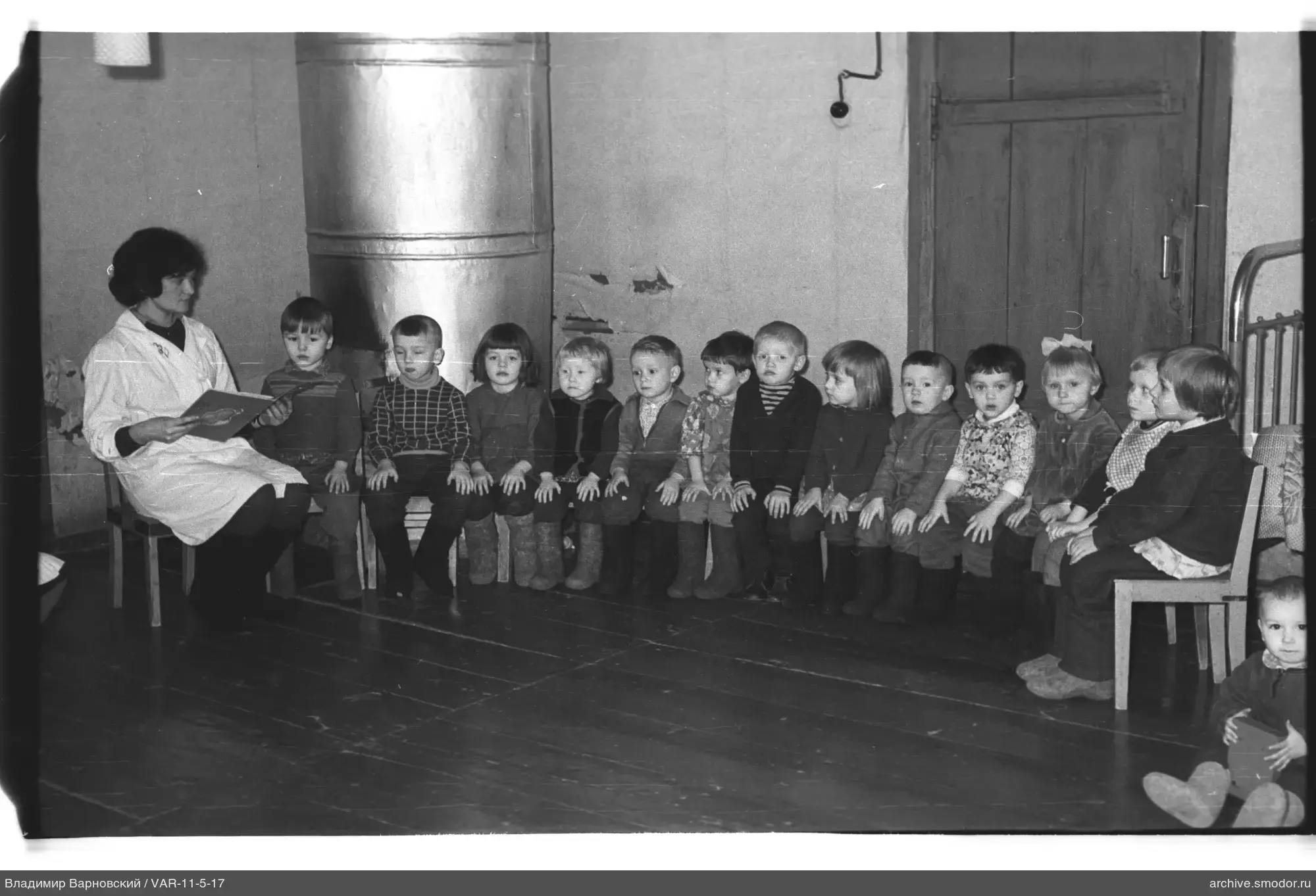 Gruppe von Kindern und Frau mit Buch