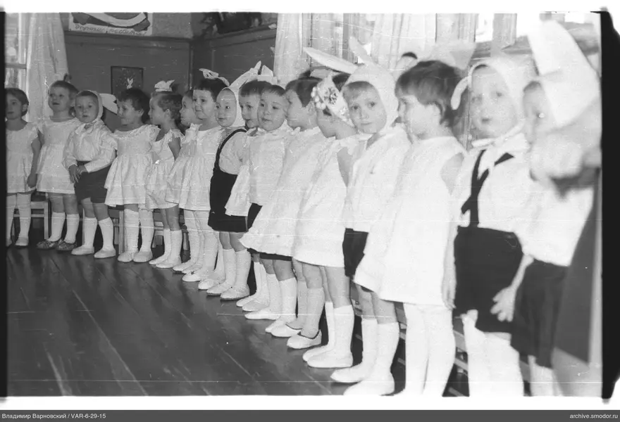 Gruppenporträt von Kindern in hellen Kleidern