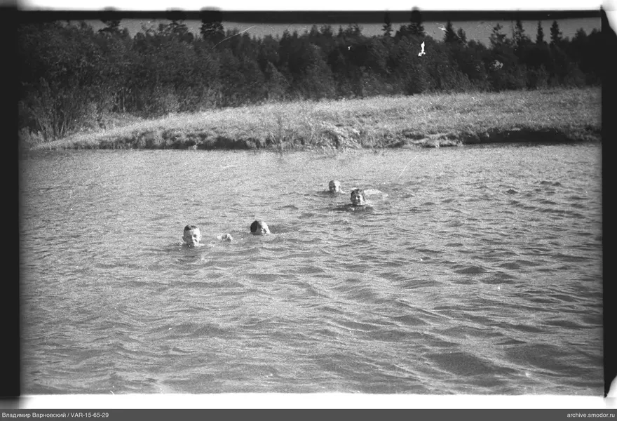 Люди плавают в воде