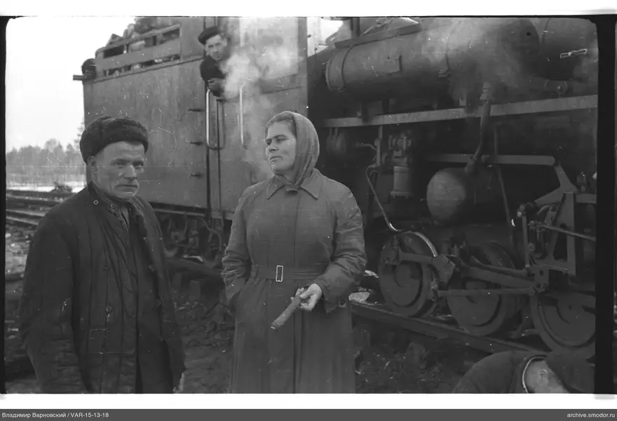 Mann und Frau bei Dampflokomotive