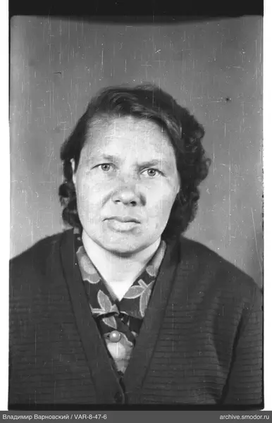 Porträt einer Frau mit Strickjacke
