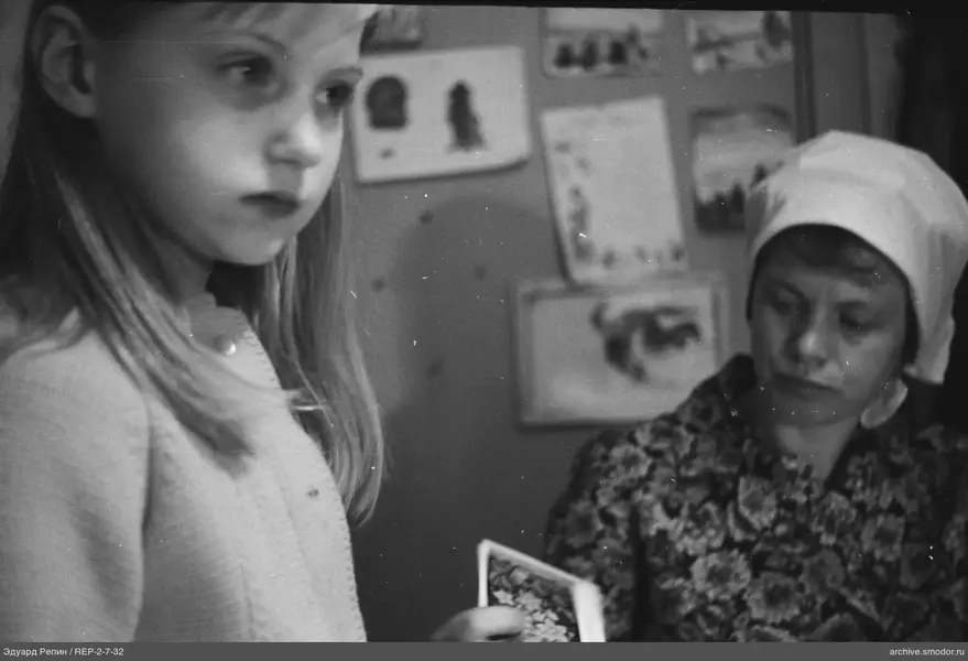 Mädchen mit Postkarte und Frau