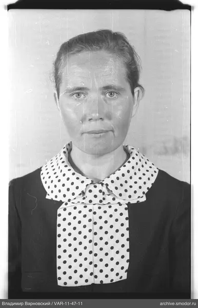 Porträt einer Frau in dunklem Kleid
