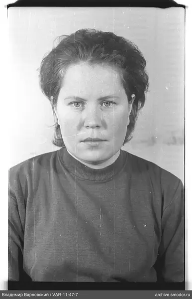 Porträt einer Frau in dunklem Pullover
