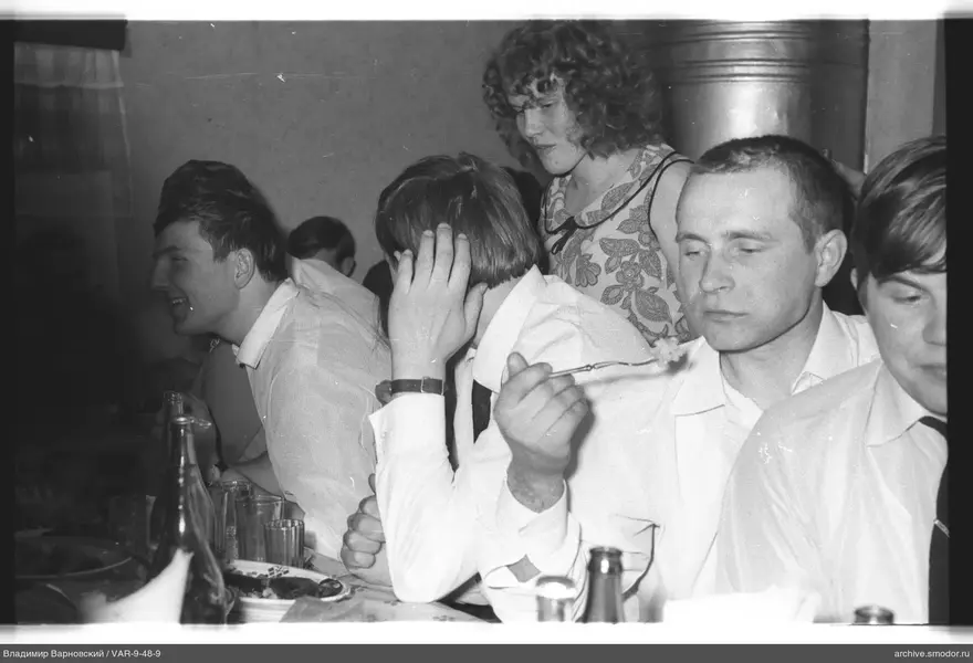 Gruppe am Tisch