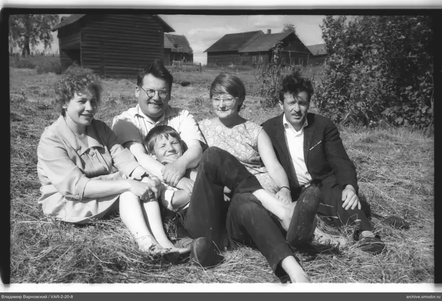 Gruppenporträt im Gras