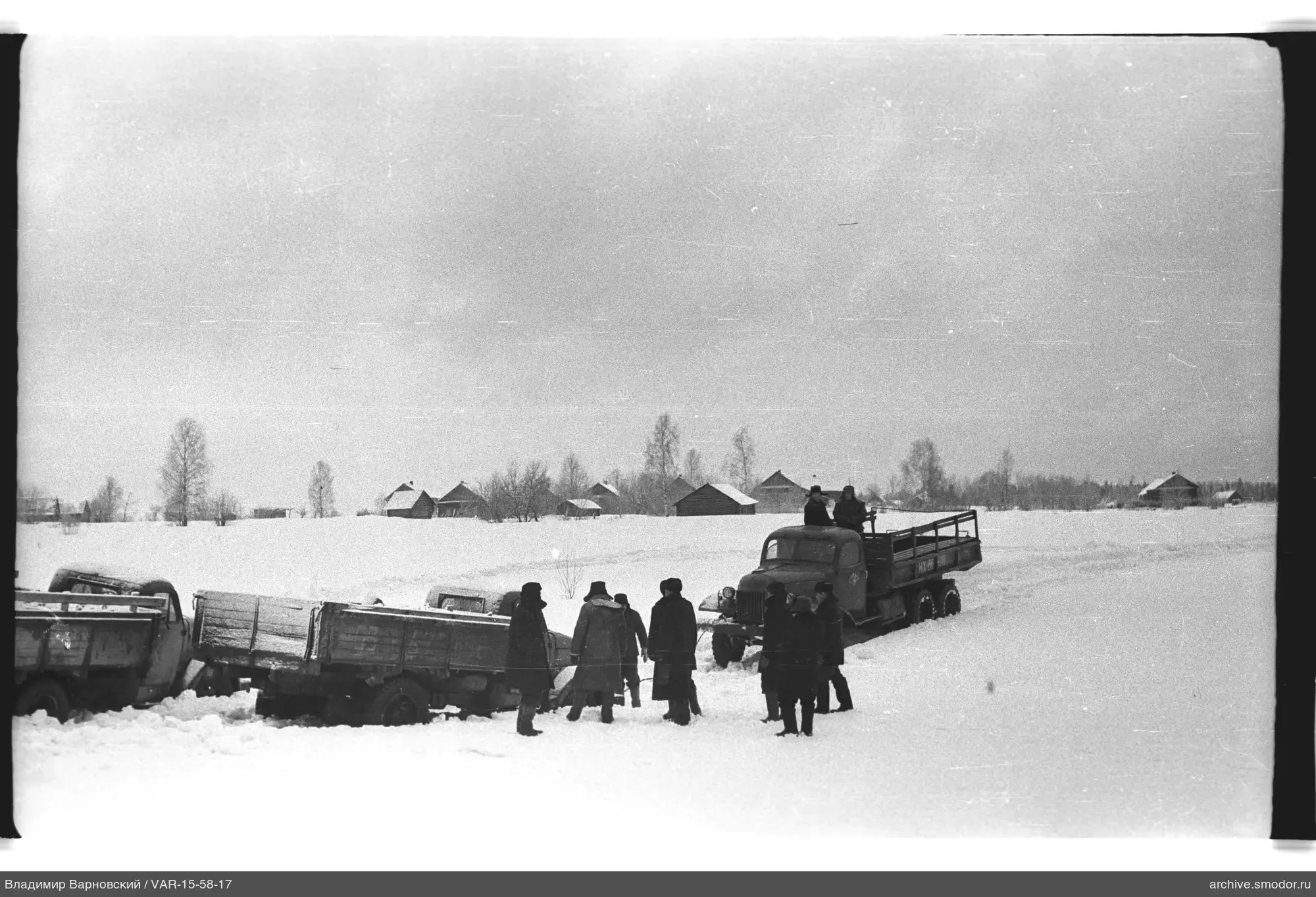 Männer mit Lastwagen im Schnee