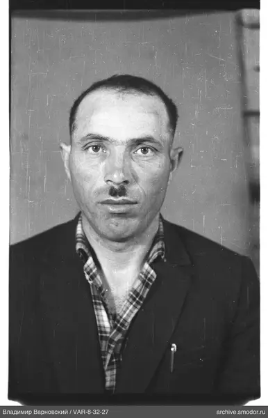 Porträt eines Mannes in Jacke und Hemd