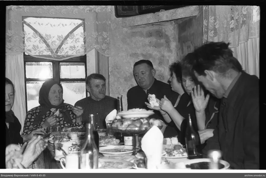 Gruppe am Tisch mit Essen und Getränken