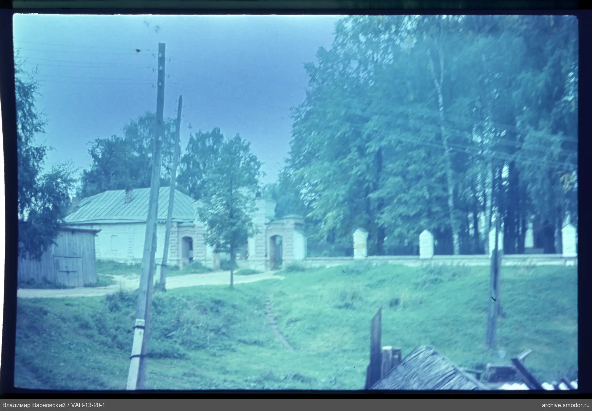 Пейзаж с деревянным зданием и оградой