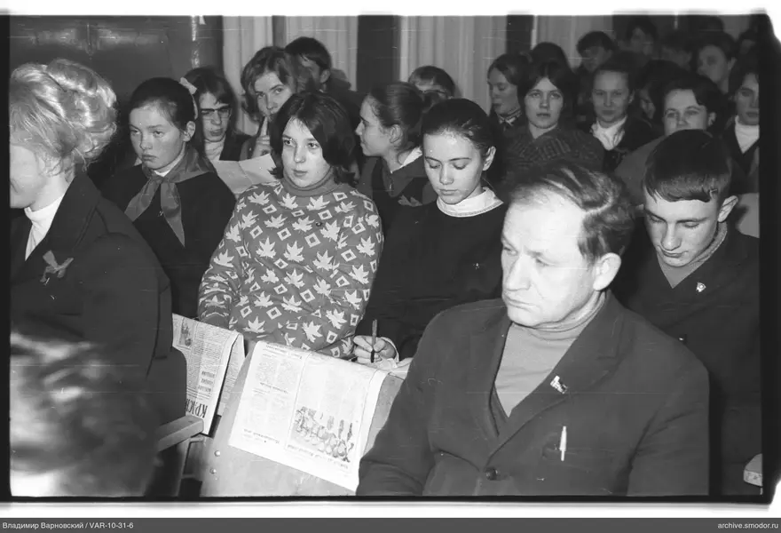 Gruppe von Menschen bei einer Veranstaltung im Saal