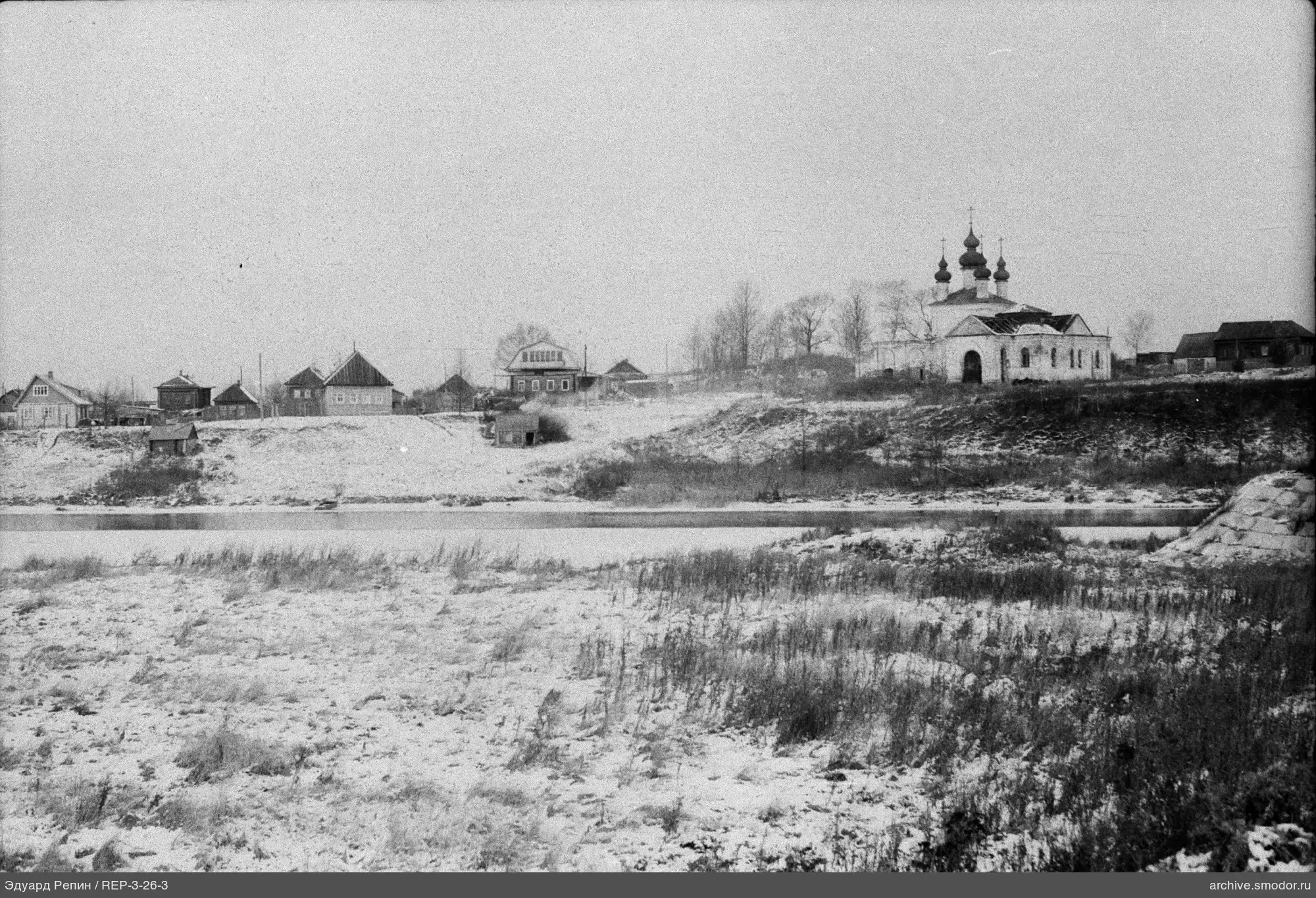 Landschaft mit Fluss und Kirche