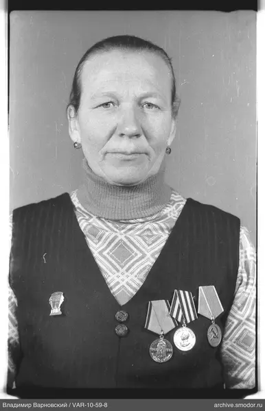 Портрет женщины с наградами