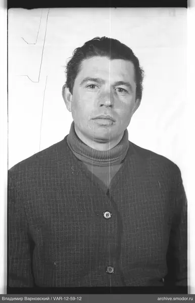 Porträt eines Mannes in Jacke und Rollkragenpullover