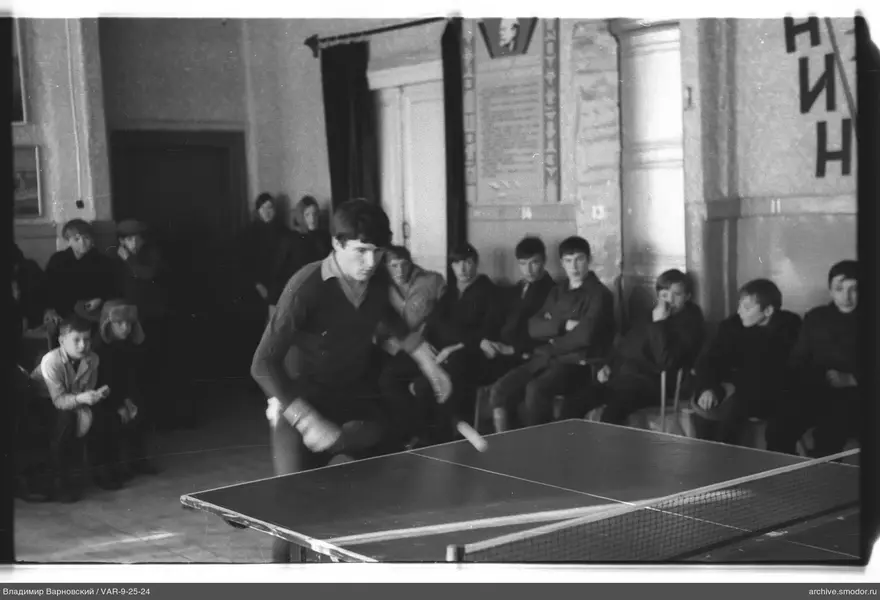 Junger Mann spielt Tischtennis