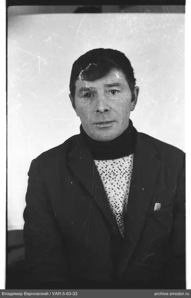 Porträt eines Mannes in dunkler Jacke und Musterpullover