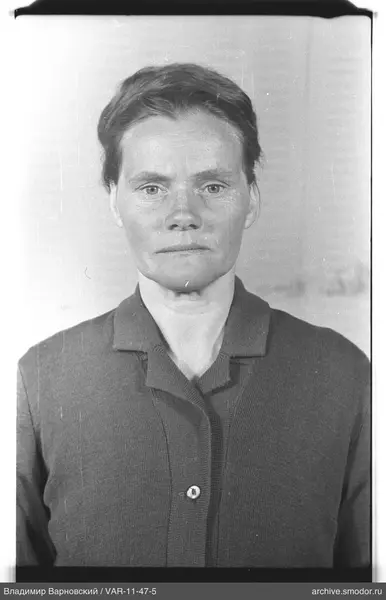 Porträt einer Frau in dunkler Jacke
