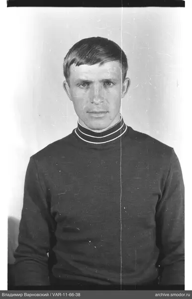 Porträt eines Mannes in dunklem Pullover