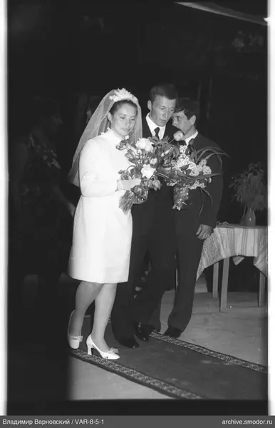 Group portrait with woman in veil and bouquets