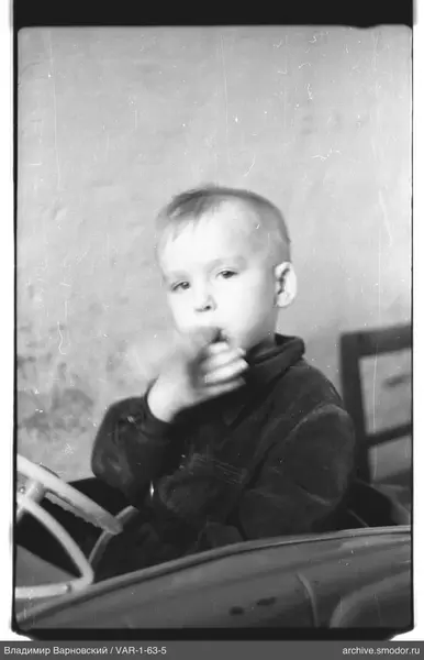 Kind im Kindersitz