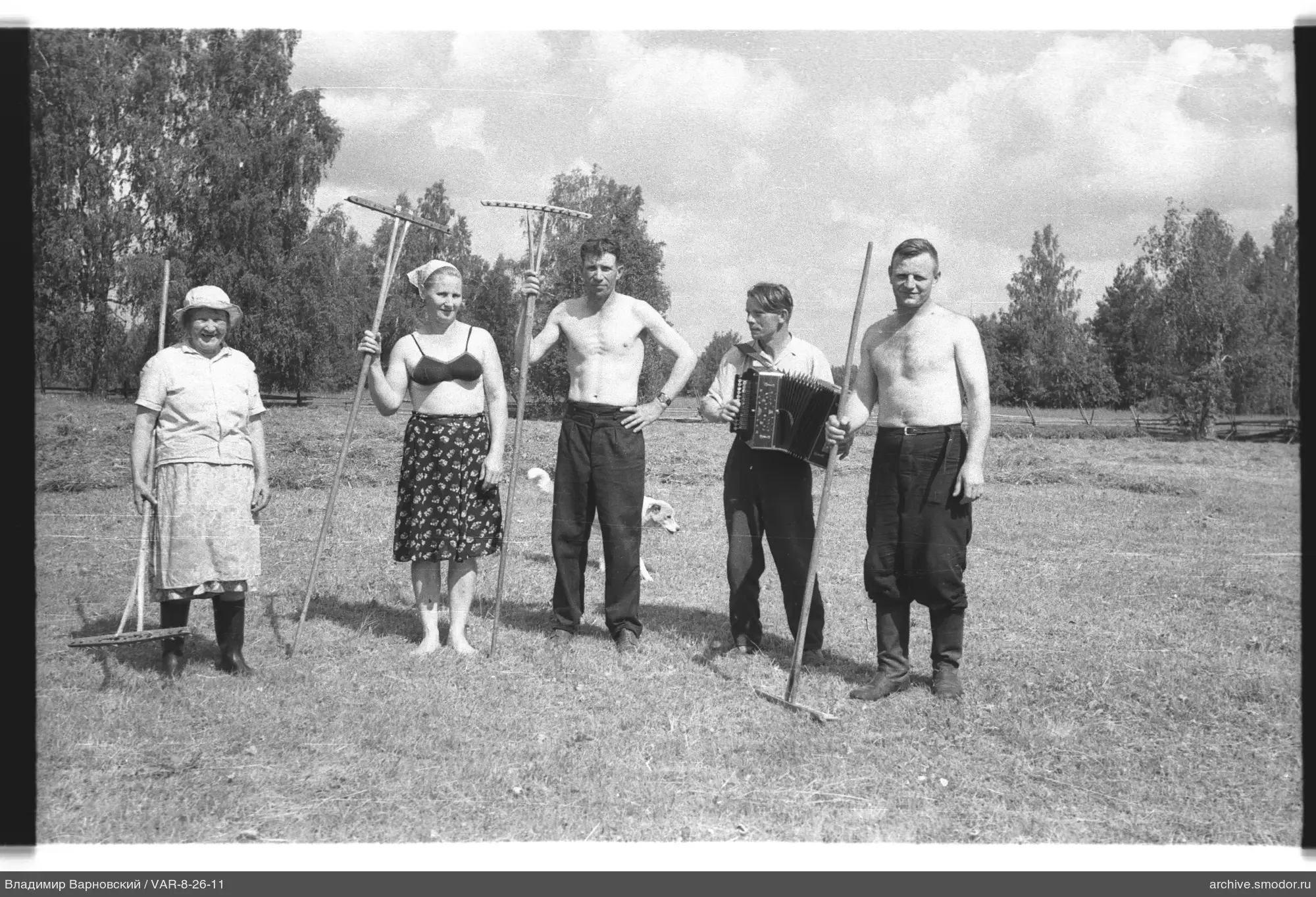Gruppe von Menschen mit Rechen und Hund