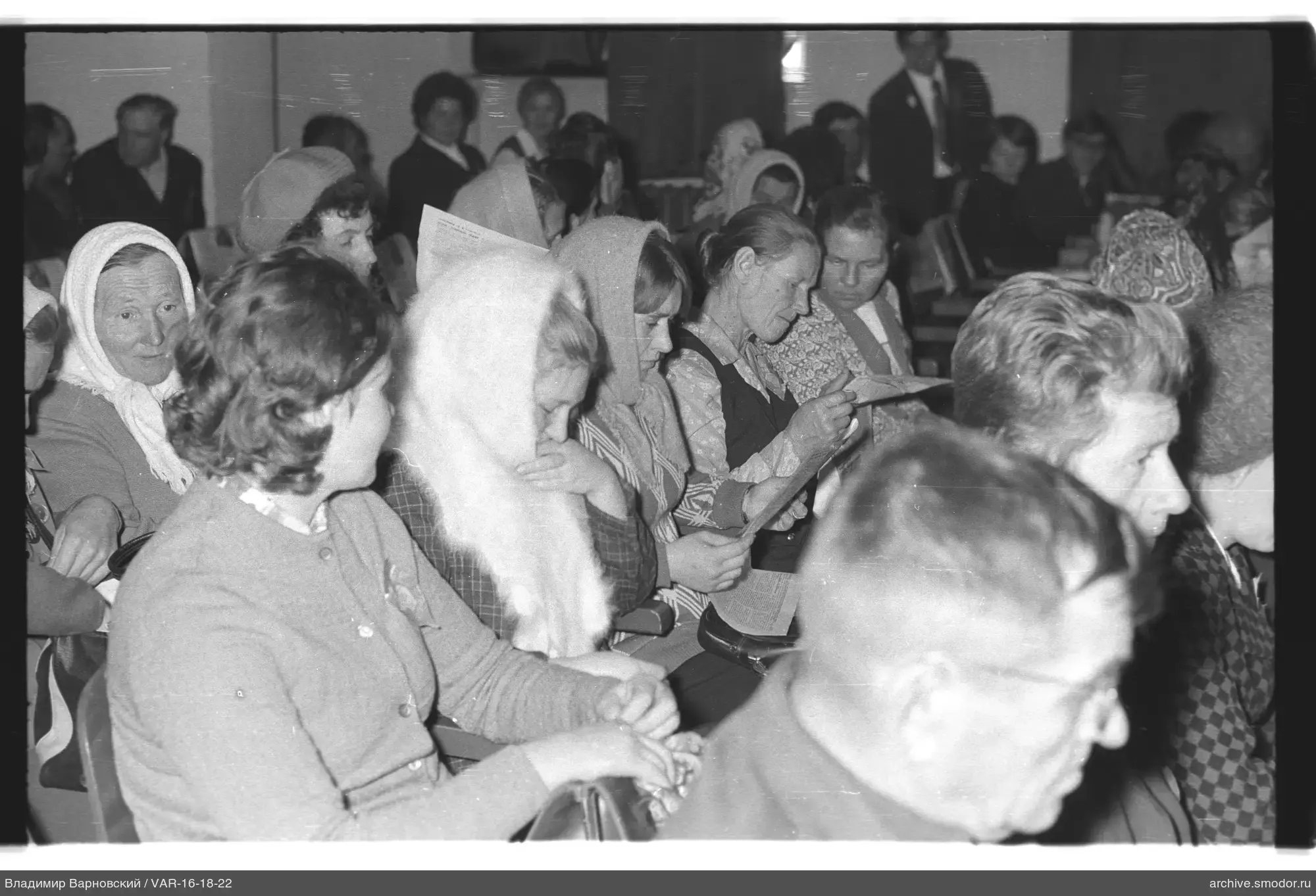 Menschen bei einer Veranstaltung im Saal