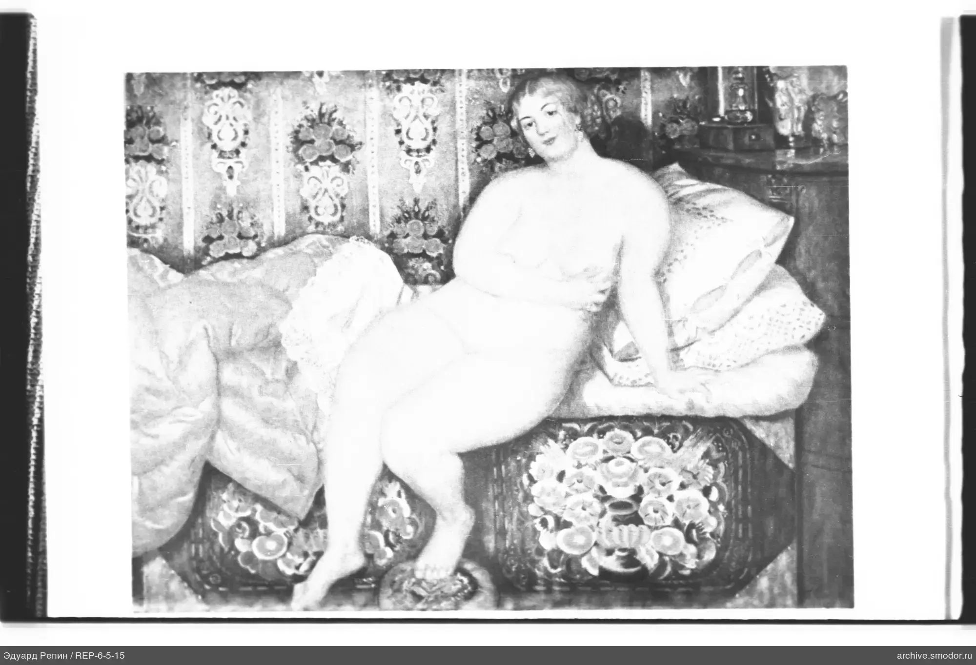 Nackte Frau auf einem Sofa