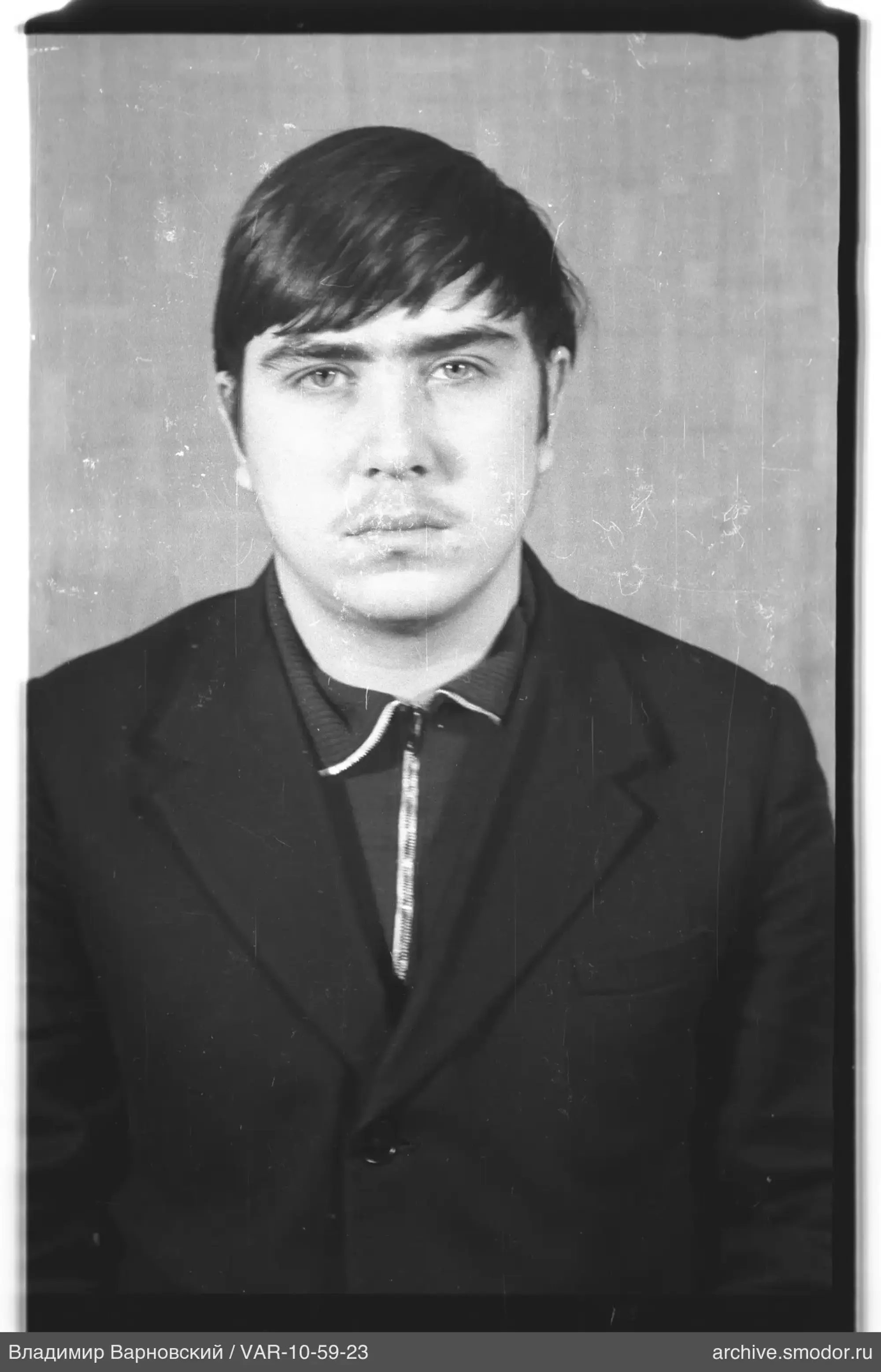 Портрет мужчины в темной одежде