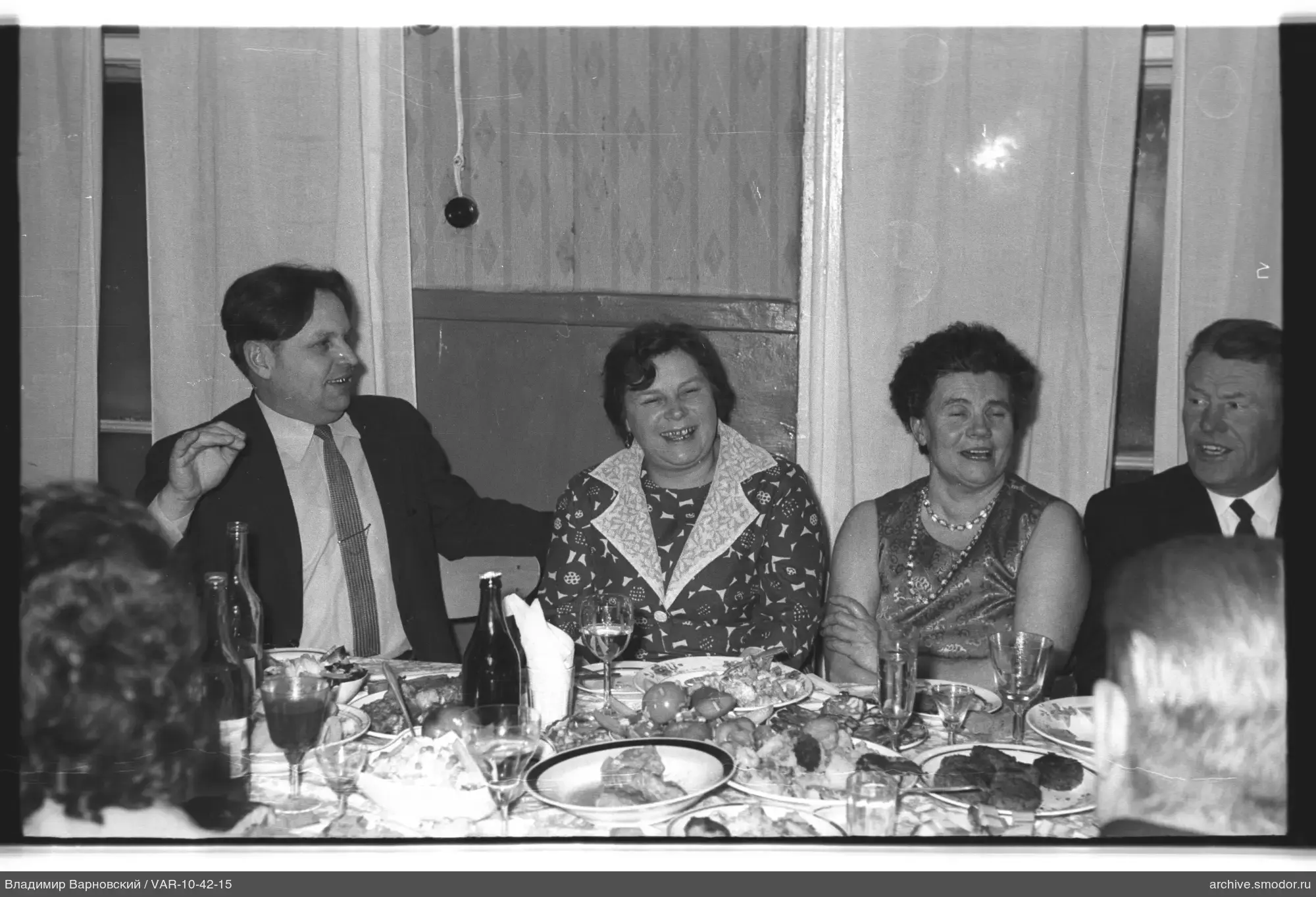 Gruppe am Tisch mit Essen und Getränken