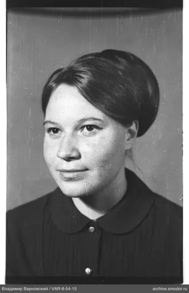 Porträt einer Frau in dunklem Kleid