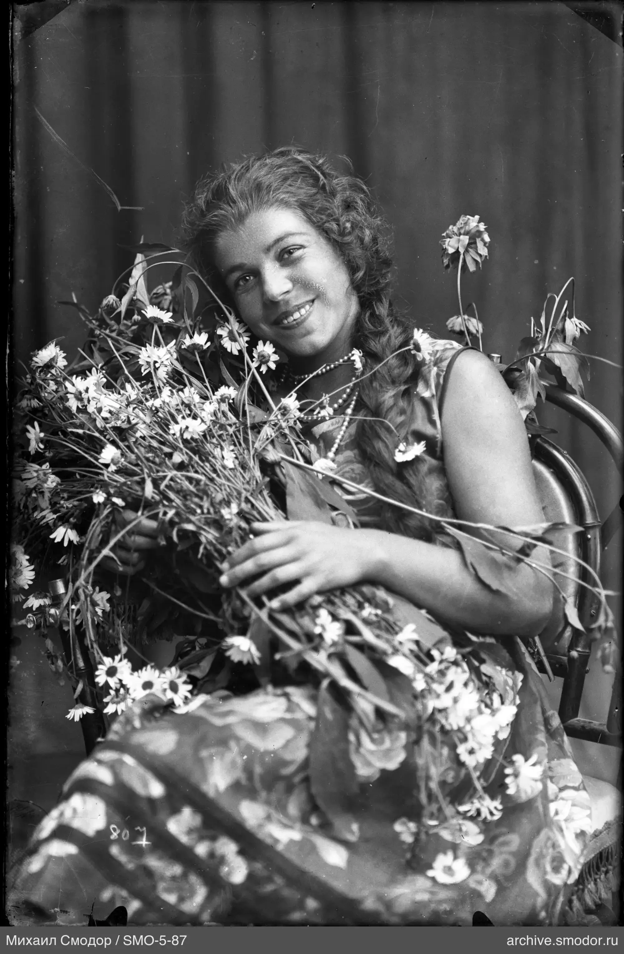 Porträt einer Frau mit Blumenstrauß