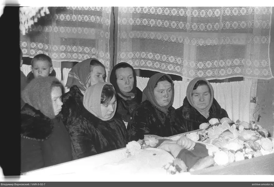 Групповой портрет у гроба