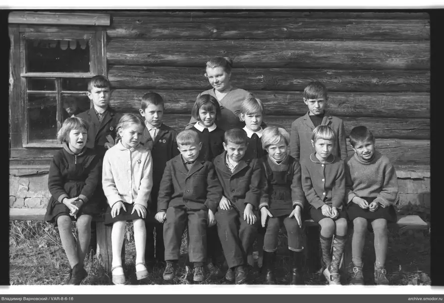 Gruppenporträt von Kindern und Frau
