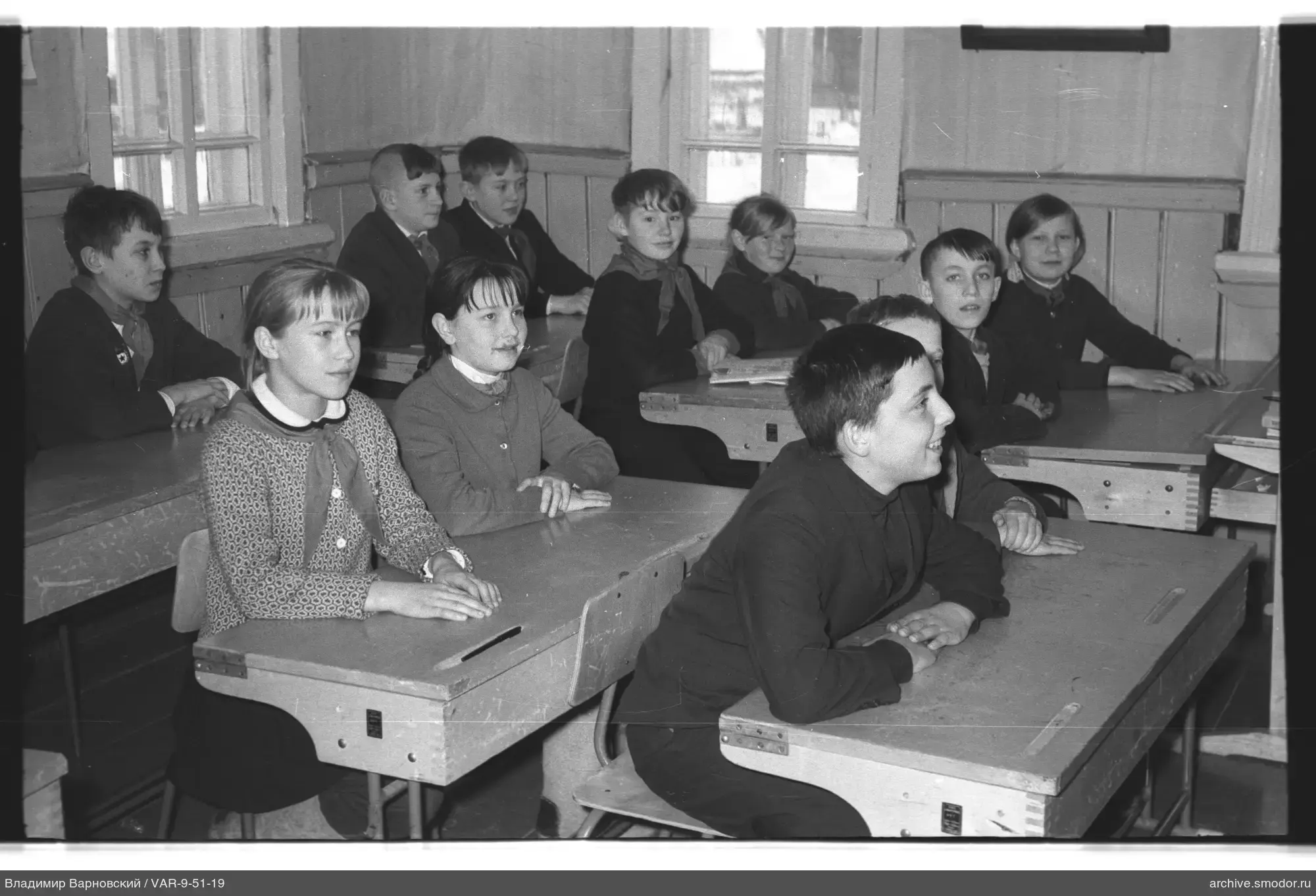 Групповой портрет школьников в классе