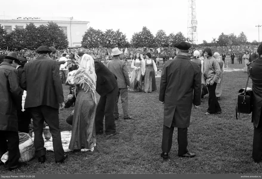 Gruppe von Menschen auf Grasfläche