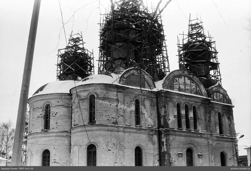 Steingebäude mit drei Kuppeln und Schäden