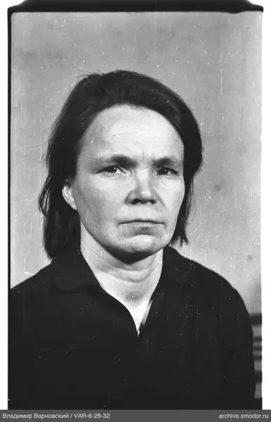 Porträt einer Frau in dunkler Kleidung