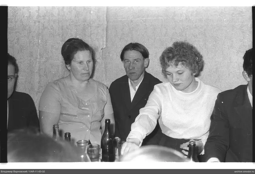Gruppenporträt am Tisch