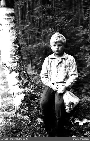 Junge mit Tüte im Wald